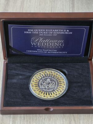 Lot: 526 - 2017 Guernsey Platinum Wedding £10 5 oz Silver Proof